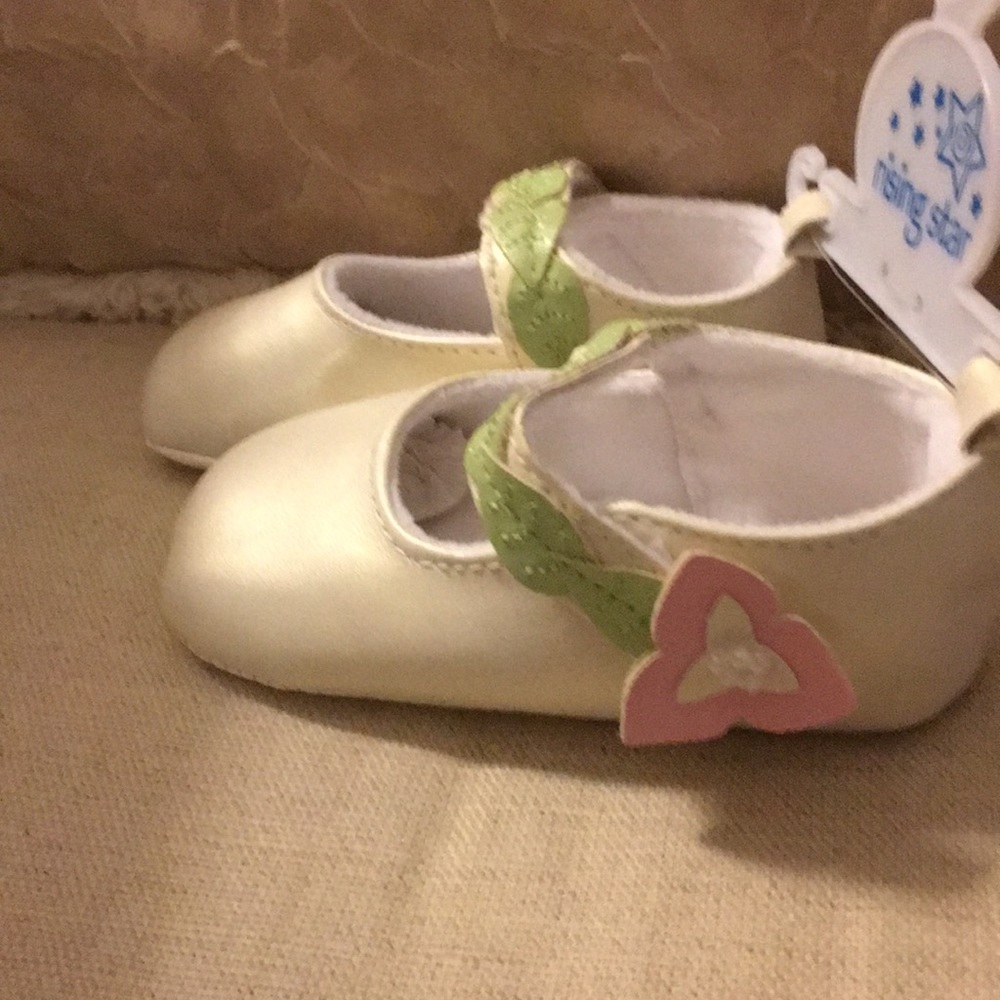 Three pairs of baby shoes - Picture 3 of 16
